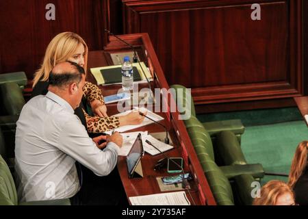 Tunis, Tunisie. 27 septembre 2024. Une image de Tunis lors d’une session plénière au parlement pour discuter d’un projet d’amendement à la loi électorale, un peu plus d’une semaine avant l’élection présidentielle du 6 octobre. La proposition vise le transfert des litiges électoraux de la juridiction du tribunal administratif à la cour d'appel de Tunis. Plusieurs protestations ont eu lieu contre la proposition législative par l'opposition et la société civile qui considèrent les changements comme une menace pour la démocratie Banque D'Images