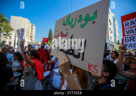 Tunis, Tunisie. 27 septembre 2024. Une manifestation a lieu devant le parlement à Tunis contre le président tunisien Kais Sayed et le projet d'amendement à la loi électorale. La manifestation a coïncidé avec une séance plénière parlementaire pour discuter du projet de réforme électorale concernant le transfert des litiges électoraux de la juridiction du Tribunal administratif à la Cour d'appel de Tunis. L'élection présidentielle tunisienne doit se tenir le 6 octobre et trois candidats, dont le président Kais Sayed, seront autorisés à se présenter Banque D'Images