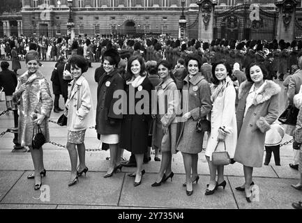 Ces concurrents Miss monde 1966 sont vus quand ils sont allés en voyage touristique au palais de Buckingham , le 12 novembre . De gauche à droite Miss Israël , Segoula Gomar ; Miss Trinité-et-Tobago , Diane Defreitas ; Miss USA , Denice Blair ; Miss Finlande , Marita Gellman ; Miss Dominique , Janette Dotel ; Miss Venezuela , Jeanette Kopp ; Miss Corée . Wool-Sun Chung ; et Miss Japon , Harumi Kobayashi , le concours a lieu le 17 novembre à Londres le 12 novembre 1966 Banque D'Images