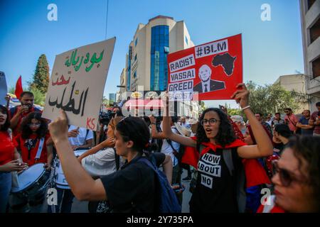 Tunis, Tunisie. 27 septembre 2024. Une manifestation a lieu devant le parlement à Tunis contre le président tunisien Kais Sayed et le projet d'amendement à la loi électorale. La manifestation a coïncidé avec une séance plénière parlementaire pour discuter du projet de réforme électorale concernant le transfert des litiges électoraux de la juridiction du Tribunal administratif à la Cour d'appel de Tunis. L'élection présidentielle tunisienne doit se tenir le 6 octobre et trois candidats, dont le président Kais Sayed, seront autorisés à se présenter Banque D'Images