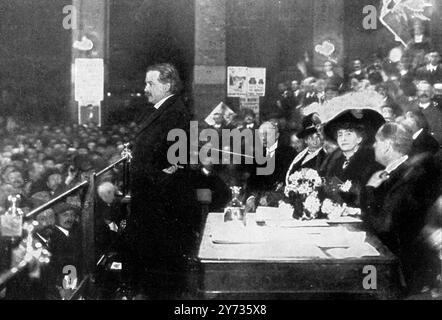 Une nouvelle année et une nouvelle ère : M. David Lloyd George s'exprimant à Reading le jour du nouvel an , 1910 . Lors d'une grande réunion tenue dans le hangar du tramway à Reading le jour de l'an , où plus de 6 000 personnes étaient présentes. 8 janvier 1910 Banque D'Images