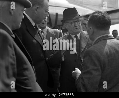 Dr D. F Malan , premier ministre d'Afrique du Sud explique un point dans une interview sur son arrivée à l'aéroport de Londres pour la Conférence du Commonwealth le 19 avril 1949 Banque D'Images