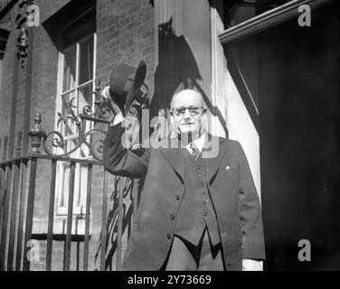 Dr D. F. Malan , premier ministre d'Afrique du Sud, fait la vague à la foule qui l'attend à son arrivée à Downing Street pour la Conférence des premiers ministres du Commonwealth . 22 avril 1949 Banque D'Images