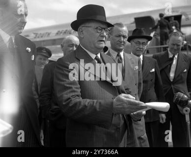 Dr D. F Malan , premier ministre d'Afrique du Sud explique un point dans une interview sur son arrivée à l'aéroport de Londres pour la Conférence du Commonwealth le 19 avril 1949 Banque D'Images