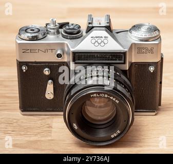 Göteborg, Suède - Mai 04 2019: Appareil photo reflex Zenit-EM avec objectif Helios-44-M 58 mm f/2 sur une table en bois. Banque D'Images