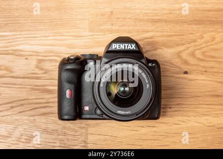 Göteborg, Suède - Mai 04 2019: Reflex numérique PENTAX K-r avec un objectif de 18 mm sur une table en bois. Banque D'Images