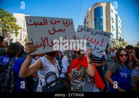 Tunis, Tunisie. 27 septembre 2024. Une manifestation a lieu devant le parlement à Tunis contre le président tunisien Kais Sayed et le projet d'amendement à la loi électorale. La manifestation a coïncidé avec une séance plénière parlementaire pour discuter du projet de réforme électorale concernant le transfert des litiges électoraux de la juridiction du Tribunal administratif à la Cour d'appel de Tunis. L'élection présidentielle tunisienne doit se tenir le 6 octobre et trois candidats, dont le président Kais Sayed, seront autorisés à se présenter Banque D'Images