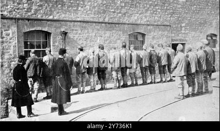 Sous l'œil vigilant de la loi : condamnés en parade , prison de Portland , Dorset , Angleterre 17 septembre 1910 Banque D'Images