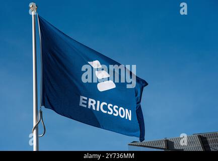 Gothenburg, Suède - 24 juin 2019 : drapeau bleu avec le logo Ericsson. Banque D'Images