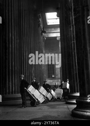 Célèbre manuscrit à retourner au British Museum. Les manuscrits célèbres qui ont été stockés pour la sécurité au château de Skipton , Yorkshire , pendant les cinq dernières années, ont été rendus au British Museum. Photos ; les manuscrits retournés étant envoyés au British Museum. 30 janvier 1946 Banque D'Images