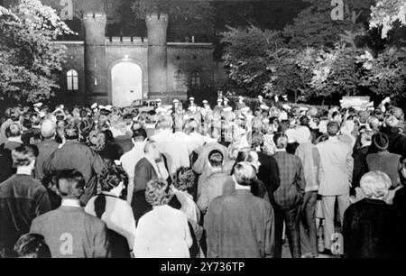 Manifestation de Spandau : section d'une foule de 1 500 personnes qui ont applaudi et sifflé tôt aujourd'hui comme Baldur von Schirach et Albert Speer , criminels de guerre nazis ont été libérés de la prison de Spandau , Berlin . Une chaîne de policiers se tenait alors entre l'agate de la prison et la foule qui scandait, ' Free Hess ! ' . Von Schirach (59 ans) , qui dirigeait le mouvement de la jeunesse hitlérienne , et Speer , 61 ans , le ministre nazi de l'armement , ont été libérés après avoir purgé des peines de 20 ans prononcées lors du procès de Nuremberg . 1er octobre 1966 Banque D'Images