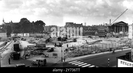 Vue sur l'éléphant et le château où les travaux se poursuivent. Draper Street le site d'un nouveau plan de logement et le rond-point entre Walworth Road et Newington Butts. Le Tabernacle de Spurgeon peut être vu en train d'être reconstruit en arrière-plan. 17 octobre 1958 - Londres, Angleterre Banque D'Images