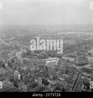 Il s'agit de la vue depuis les galeries publiques et le restaurant de la tour de bureau de poste de Londres de 619 pieds de haut. Les galeries et le restaurant doivent ouvrir au public le 19 mai après une démonie officielle d'ouverture par le maître des postes général Anthony Wedgwood Benn et Sir William Butlin. La tour a été inaugurée par le premier ministre britannique Harold Wilson le 8 octobre 1965 , lorsque deux timbres spéciaux ont été émis . 3 mai 1966 Banque D'Images