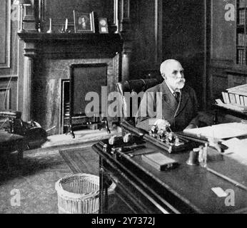 M. John Burns : 20 octobre 1858 - 24 janvier 1943 ; vu ici dans son bureau en tant que Président du local Government Board , Londres , Angleterre . 24 octobre 1908 Banque D'Images