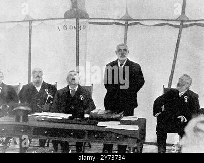 M. John Burns : 20 octobre 1858 - 24 janvier 1943 ; vu ici lors d'un long discours où il a suggéré divers remèdes au chômage , à l'occasion de la coupe du premier gazon du réservoir New Island Barn à Molesey , Surrey , Angleterre 24 octobre 1908 Banque D'Images