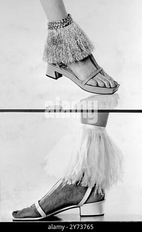 Roger Vivier mode chaussures ces deux modes chaussures uniques sont de la gamme printemps/été 1967 du top créateur parisien de chaussures roger vivier. En haut : sandales à semelle laquée surmontée d'un bracelet en raphia orange. en bas : sandales satinées blanches avec bracelet en plumes blanches . 25 janvier 1967 Banque D'Images