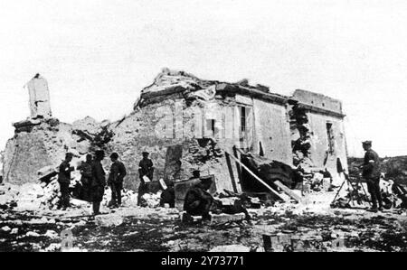 Le débarquement héroïque de Gallipoli : transports et canons capturés . Vu ici après le débarquement à l'extrémité sud de la péninsule de Gallipoli , troupes alliées au phare naufragé , Cap Helles , Turquie avril 1915 29 mai 1915 Banque D'Images