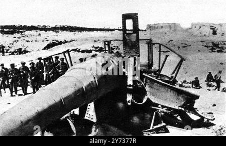 Le débarquement héroïque de Gallipoli : transports et canons capturés . Vu ici soldats des Alliés sur un canon turc gravement endommagé , Cap Helles , Turquie avril 1915 29 mai 1915 Banque D'Images