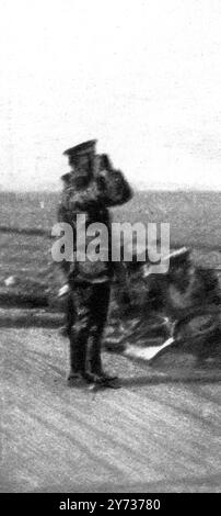 Le débarquement héroïque de Gallipoli : transports et canons capturés . Vu ici officiers sur un transport regardant un bombardement , Cap Helles , Turquie 25 avril 1915 29 mai 1915 Banque D'Images