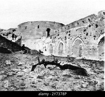 Le débarquement héroïque de Gallipoli : transports et canons capturés . Vu ici où les mitrailleuses dans les tours ont vérifié les Britanniques , l'intérieur de l'ancien château SEDD-ul Bahr , avec un chariot de canon brisé , Cap Helles , Turquie avril 1915 29 mai 1915 Banque D'Images