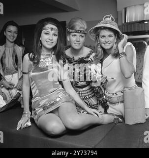 Photo à l'hôtel Savoy à Londres , quatre concurrents au concours Miss monde. De gauche à droite : Miss Yougoslavie , Alexsandra Mandic ; Miss Équateur , Laura Baquero ; Miss Nouvelle Zélande , Pamela McLeod et Miss Afrique du Sud Disa Duivestein . 13 novembre 1967 Banque D'Images