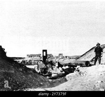 Le débarquement héroïque de Gallipoli : transports et canons capturés . Vu ici déplacé et ses montures endommagées par les tirs des Alliés , un canon lourd turc capturé à Sedd-ul Bahr et un monastère en ruine , Cap Helles , Turquie avril 1915 29 mai 1915 Banque D'Images