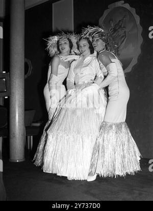 Les modes de Pucci modélisés par Berkeley débutantes Cothes par le designer florentin Emilio Pucci ont été modélisés comme une répétition pour le Berkeley débutantes Dress Show en aide à la Société nationale pour la prévention de la cruauté envers les femmes et les enfants . Quelque chose de nouveau dans les ensembles de mariage . Claire Baring dans une robe de mariée insolite , flanquée de deux modèles italiens (pas de dettes ) qui portent les robes des demoiselles d'honneur , Luisa (à gauche) et Lily . 5 mai 1954 Banque D'Images