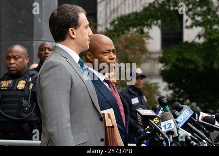 New York, États-Unis. 27 septembre 2024. Le maire de New York, Eric Adams, est vu sortir du palais de justice des États-Unis Daniel Patrick Moynihan après sa mise en accusation matinale pour une série d'accusations de corruption fédérale dans Lower Manhattan, NY, le vendredi 27 septembre 2024. Adams est vu debout aux côtés de son avocat, Alex Spiro, après avoir plaidé non coupable lors de la mise en accusation. (Photo de Cristina Matuozzi/Sipa USA) crédit : Sipa USA/Alamy Live News Banque D'Images