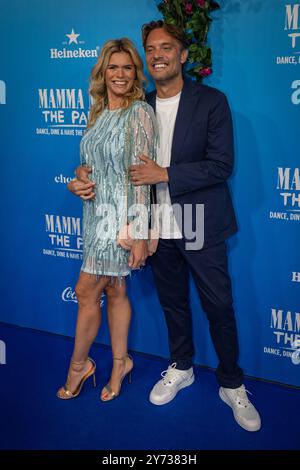 ROTTERDAM - Bas Smit et Nicolette van Dam lors de la première du spectacle Mamma Mia! Le Parti dans la Schiecentrale. Pendant le spectacle, les invités dînent au son de la musique d'ABBA. ANP LEVIN DEN BOER netherlands Out - belgique Out Credit : ANP/Alamy Live News Banque D'Images