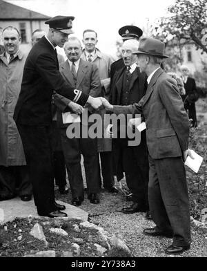 Première cérémonie publique du lieutenant Mountbatten . Le lieutenant Mountbatten , qui épouse le 20 novembre la princesse Elizabeth , a célébré hier sa première cérémonie publique . Il a dévoilé un mur commémoratif dans un jardin du souvenir à Corsham , Wiltshire , à la mémoire des hommes de la paroisse qui ont donné leur vie dans la guerre de 1939 - 1945 . Le lieutenant Philip Mountbatten serrant la main de M. HB Coates , le greffier de la paroisse de Corsham , Wiltshire , où il a dévoilé le mur du souvenir . 2 novembre 1947 Banque D'Images