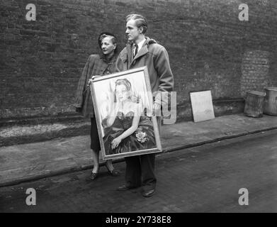 John Forrest qui a joué Flashman dans le film ' Tom Brown's Schooldays ' a apporté sa peinture à l'huile de cette sœur Christina à la Royal Academy . On le voit ici avec le tableau et sa mère. Aujourd'hui était le jour de sélection pour les huiles . 24 mars 1952 Banque D'Images