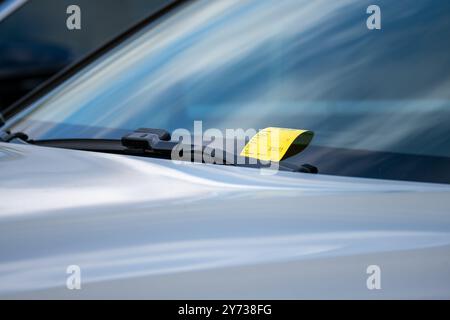 Gothenburg, Suède - septembre 25 2022 : ticket de parking jaune sous l'essuie-glace d'une voiture. Banque D'Images