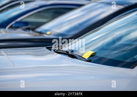 Gothenburg, Suède - septembre 25 2022 : ticket de parking jaune sous l'essuie-glace d'une voiture. Banque D'Images