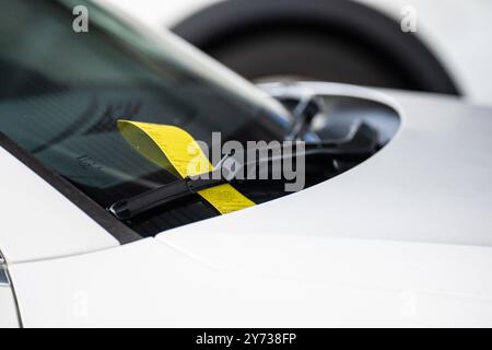 Gothenburg, Suède - septembre 25 2022 : ticket de parking jaune sous l'essuie-glace d'une voiture. Banque D'Images