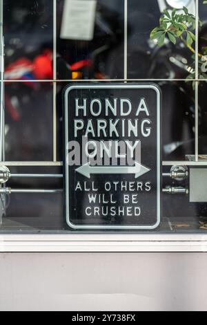 Gothenburg, Suède - septembre 25 2022 : panneau Honda parking seul tous les autres seront écrasés. Banque D'Images