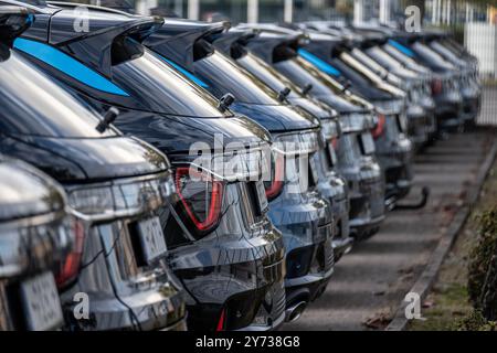 Gothenburg, Suède - septembre 25 2022 : longue rangée de voitures noires prêtes à être livrées chez un concessionnaire automobile. Banque D'Images