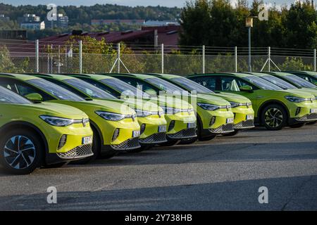 Gothenburg, Suède - septembre 25 2022 : longue rangée de voitures électriques VW ID4. Banque D'Images