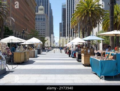 San Francisco, CA - 3 mai 2024 : vendeurs avec des stands mis en place pour vendre leurs marchandises à Embarcadero Plaza au bout de Market Street. Banque D'Images