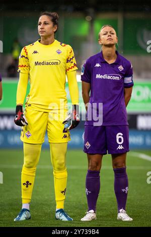 Wolfsburg, Allemagne. 25 septembre 2024. La gardienne Francesca Durante (2) et Stephanie Breitner (6) de Fiorentina rencontrées lors des qualifications de la Ligue des champions féminine de l’UEFA entre Wolfsburg et Fiorentina au stade AOK de Wolfsburg. Banque D'Images