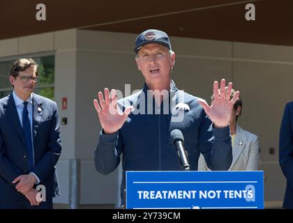 Redwood City, CA - 14 mai 2024 : le gouverneur Gavin Newsom s'exprime lors d'une conférence de presse sur la mise à jour des efforts des états pour transformer le système de santé mentale. Banque D'Images