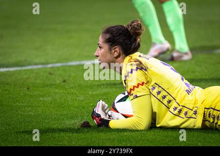 Wolfsburg, Allemagne. 25 septembre 2024. La gardienne Francesca Durante (2) de Fiorentina vue lors des qualifications de la Ligue des Champions féminine de l’UEFA entre Wolfsburg et Fiorentina au stade AOK de Wolfsburg. Banque D'Images