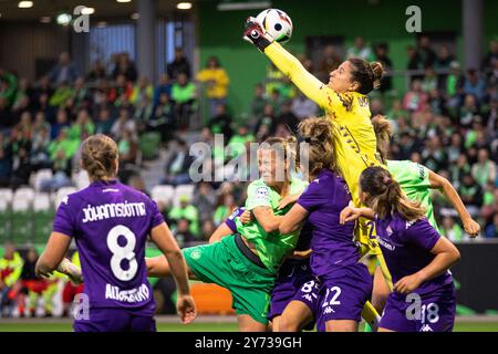 Wolfsburg, Allemagne. 25 septembre 2024. La gardienne Francesca Durante (2) de Fiorentina vue lors des qualifications de la Ligue des Champions féminine de l’UEFA entre Wolfsburg et Fiorentina au stade AOK de Wolfsburg. Banque D'Images