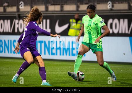 Wolfsburg, Allemagne. 25 septembre 2024. Sveindis Jane Jonsdottir (23 ans) de Wolfsburg vue lors des qualifications de la Ligue des Champions féminine de l’UEFA entre Wolfsburg et Fiorentina au stade AOK de Wolfsburg. Banque D'Images