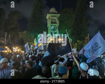 Chittagong, Chittagong, Bangladesh. 27 septembre 2024. Des manifestations et des rassemblements ont eu lieu dans diverses régions de l'Inde et du Bangladesh en réponse aux remarques offensantes d'un prêtre indien sur le prophète Hazrat Muhammad (PBUH) et au soutien apporté à ces remarques par un dirigeant du BJP. Ce soir, des musulmans ont manifesté dans la région de Jamal Khan à Chittagong au Bangladesh, condamnant l'incident et scandant des slogans, mettant en garde la communauté hindoue. (Crédit image : © Subrata Dey/ZUMA Press Wire) USAGE ÉDITORIAL SEULEMENT! Non destiné à UN USAGE commercial ! Banque D'Images