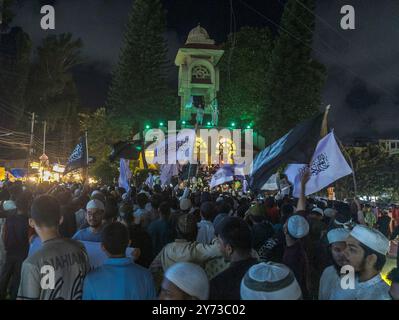 Chittagong, Chittagong, Bangladesh. 27 septembre 2024. Des manifestations et des rassemblements ont eu lieu dans diverses régions de l'Inde et du Bangladesh en réponse aux remarques offensantes d'un prêtre indien sur le prophète Hazrat Muhammad (PBUH) et au soutien apporté à ces remarques par un dirigeant du BJP. Ce soir, des musulmans ont manifesté dans la région de Jamal Khan à Chittagong au Bangladesh, condamnant l'incident et scandant des slogans, mettant en garde la communauté hindoue. (Crédit image : © Subrata Dey/ZUMA Press Wire) USAGE ÉDITORIAL SEULEMENT! Non destiné à UN USAGE commercial ! Banque D'Images