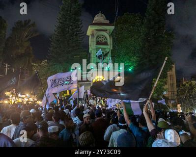 Chittagong, Chittagong, Bangladesh. 27 septembre 2024. Des manifestations et des rassemblements ont eu lieu dans diverses régions de l'Inde et du Bangladesh en réponse aux remarques offensantes d'un prêtre indien sur le prophète Hazrat Muhammad (PBUH) et au soutien apporté à ces remarques par un dirigeant du BJP. Ce soir, des musulmans ont manifesté dans la région de Jamal Khan à Chittagong au Bangladesh, condamnant l'incident et scandant des slogans, mettant en garde la communauté hindoue. (Crédit image : © Subrata Dey/ZUMA Press Wire) USAGE ÉDITORIAL SEULEMENT! Non destiné à UN USAGE commercial ! Banque D'Images