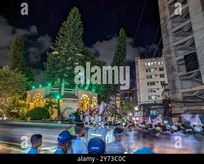 Chittagong, Chittagong, Bangladesh. 27 septembre 2024. Des manifestations et des rassemblements ont eu lieu dans diverses régions de l'Inde et du Bangladesh en réponse aux remarques offensantes d'un prêtre indien sur le prophète Hazrat Muhammad (PBUH) et au soutien apporté à ces remarques par un dirigeant du BJP. Ce soir, des musulmans ont manifesté dans la région de Jamal Khan à Chittagong au Bangladesh, condamnant l'incident et scandant des slogans, mettant en garde la communauté hindoue. (Crédit image : © Subrata Dey/ZUMA Press Wire) USAGE ÉDITORIAL SEULEMENT! Non destiné à UN USAGE commercial ! Banque D'Images