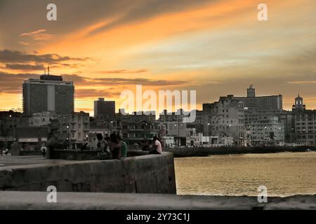 747 rangée de bâtiments le long de l'esplanade de Malecon, le sentier de digue allant du parc Parque Maceo au bâtiment Edificio Focsa. La Havane-Cuba. Banque D'Images