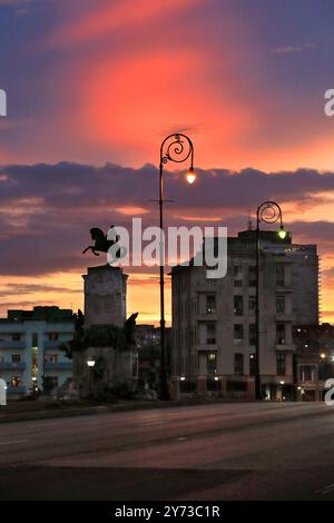 751 cieux brûlants au coucher du soleil illuminent le monument équestre Antonio Maceo dans la zone du parc Parque Maceo de l'esplanade Malecon. La Havane-Cuba. Banque D'Images