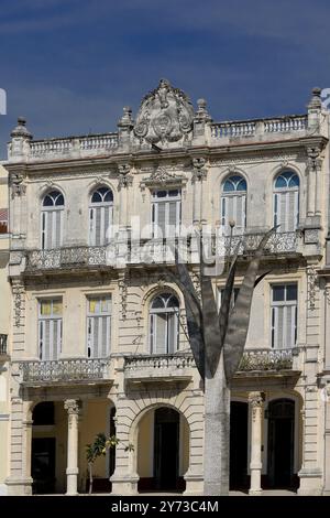 760 ancien bâtiment Edificio Romagosa de 1913, façade sud éclectique sur 56-58 Calle Brasil Street traversant la Plaza Vieja-Old Square. La Havane-Cuba Banque D'Images